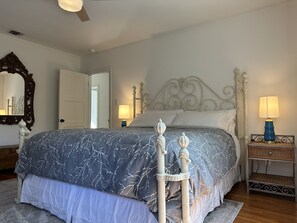 1 bedroom, iron/ironing board, free WiFi, bed sheets - Charming Duplex with Private Backyard (Los Angeles)