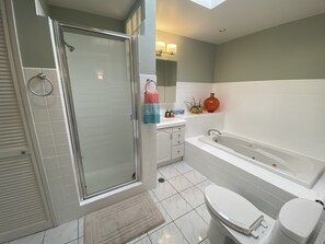 Bathtub, hair dryer, towels, soap - Charming Duplex with Private Backyard (Los Angeles)