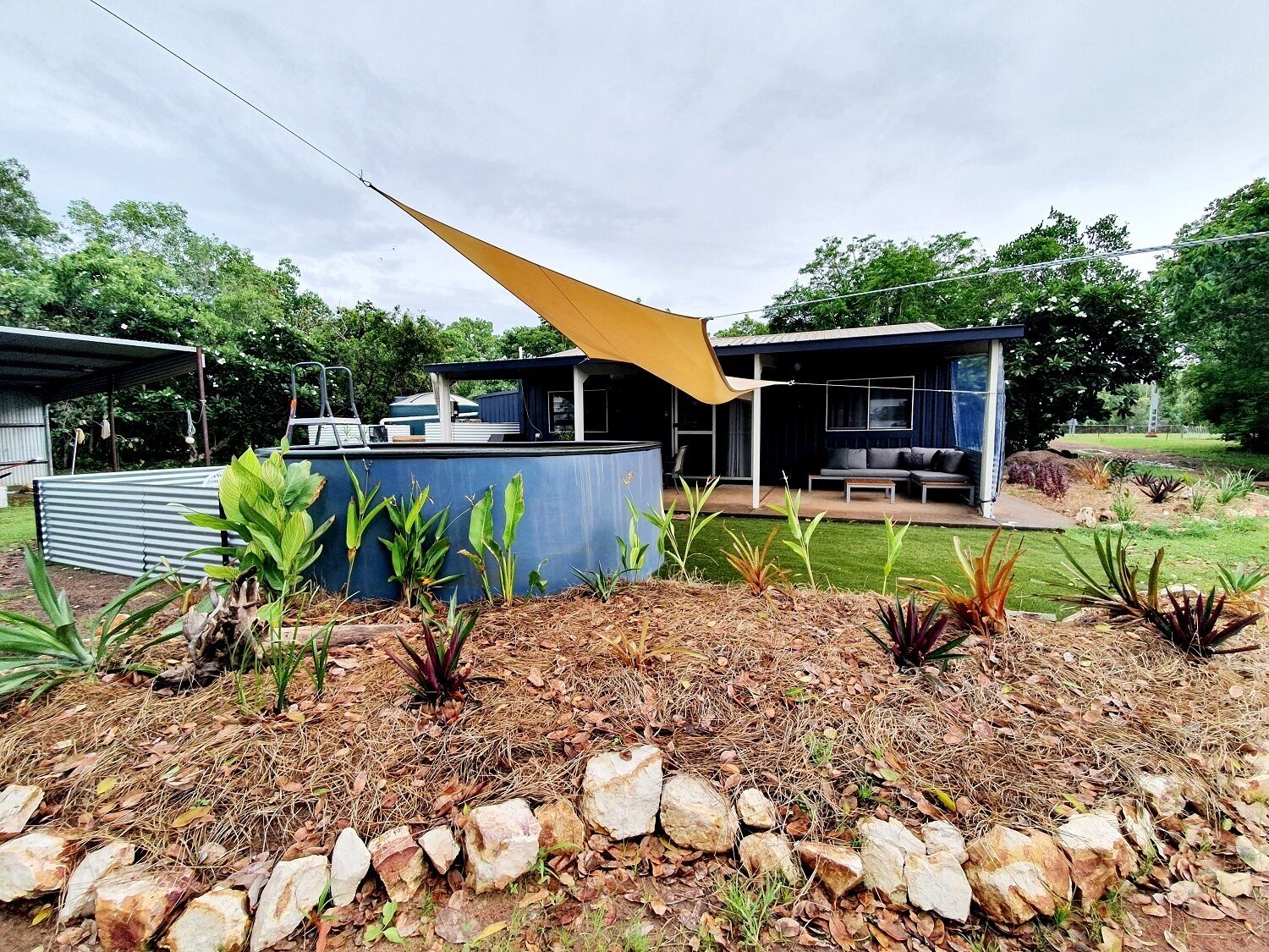 Red Dog's Retreat- 2 bedroom with a pool, WiFi & ocean views