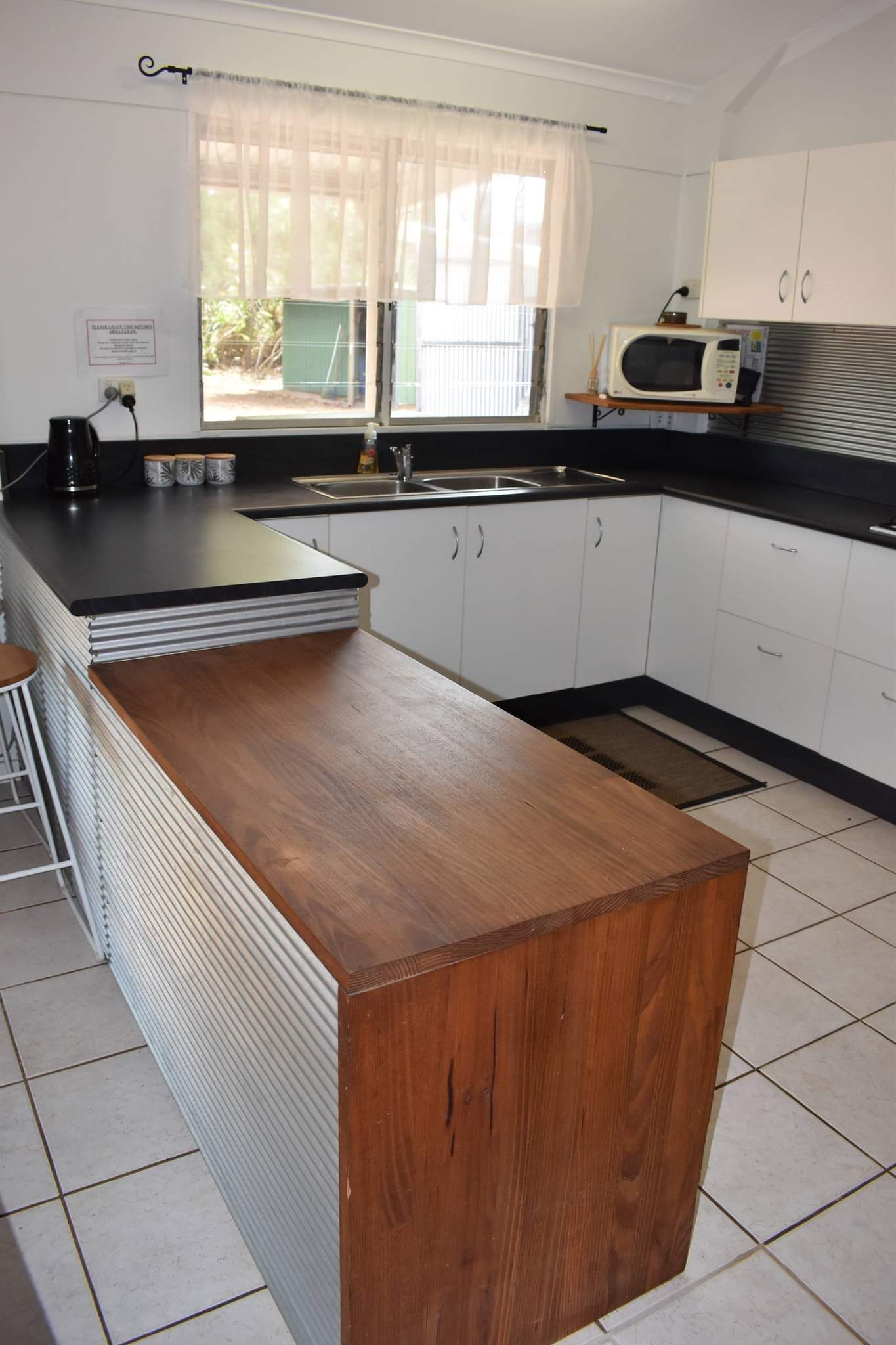 Red Dog's Retreat and Pup with a pool & ocean views. WiFi & Linen included — image 9