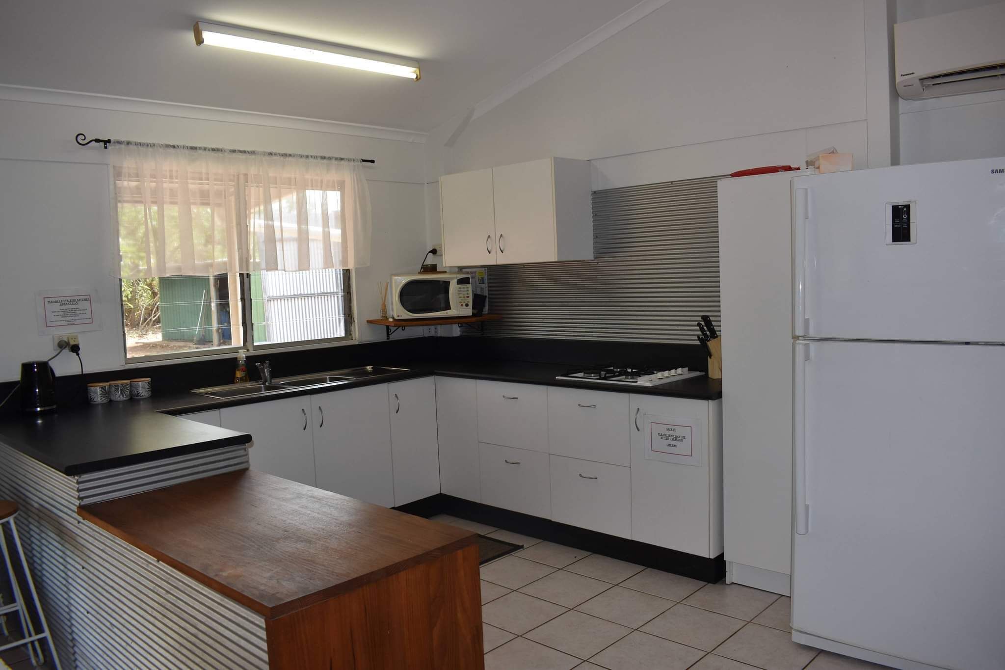 Red Dog's Retreat and Pup with a pool & ocean views. WiFi & Linen included — image 11