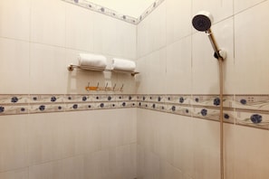 Suite superior | Baño | Ducha y toallas