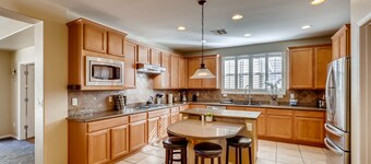 Vegas Themed 6BR · Game Room · 2 Suites · EV  · Spacious Retreat For 14 Guest