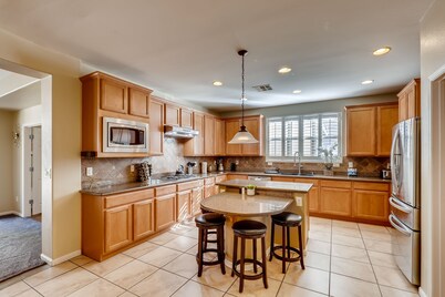 Vegas Themed 6BR · Game Room · 2 Suites · EV · Spacious Retreat For 14 Guest