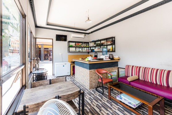 Cafe - Hotel O Wisma Pelita Mas (Makassar)