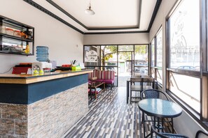 Cafe - Hotel O Wisma Pelita Mas (Makassar)