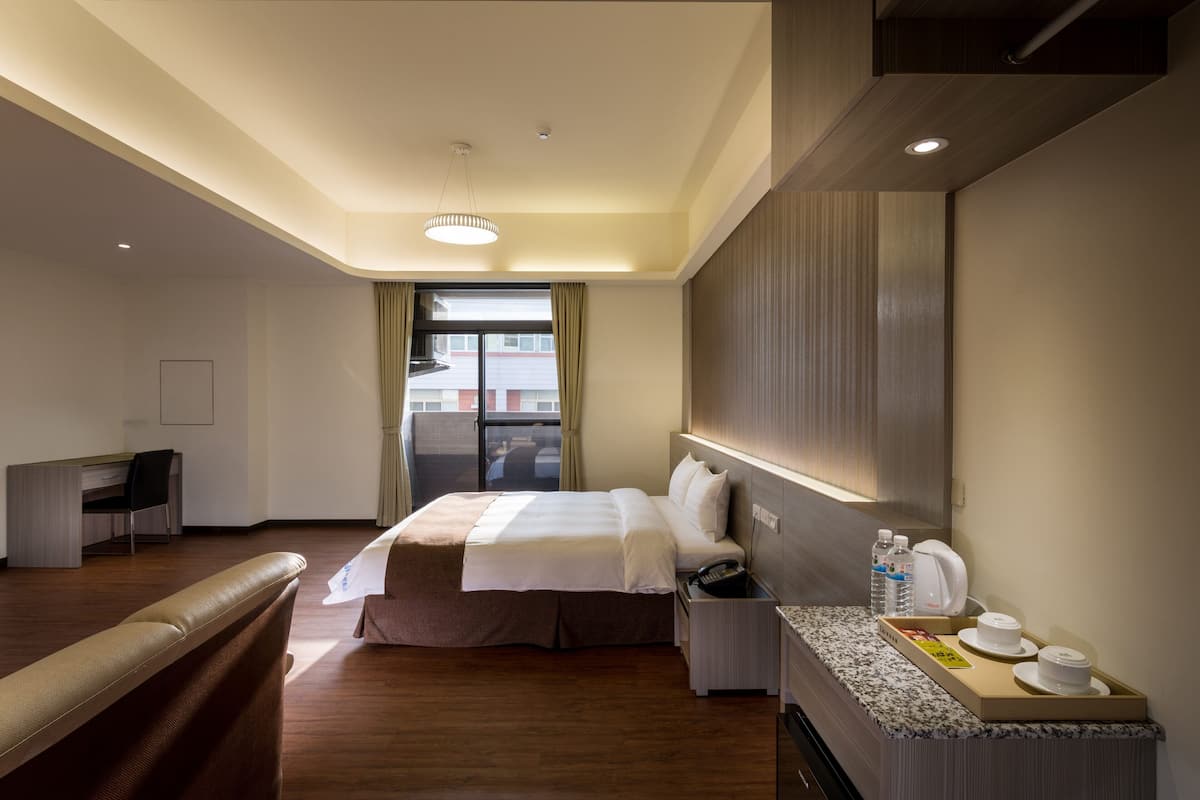 double room, bathtub | down duvets, desk, soundproofing, free wifi