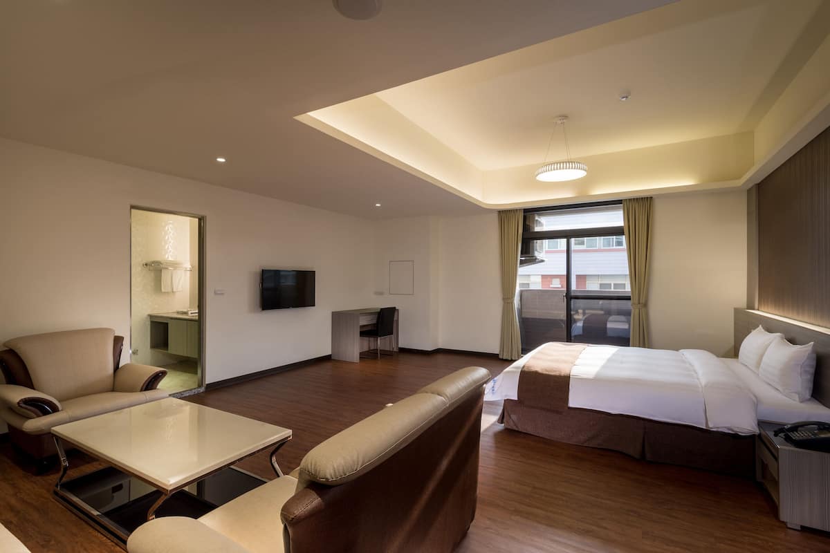 double room, bathtub | down duvets, desk, soundproofing, free wifi