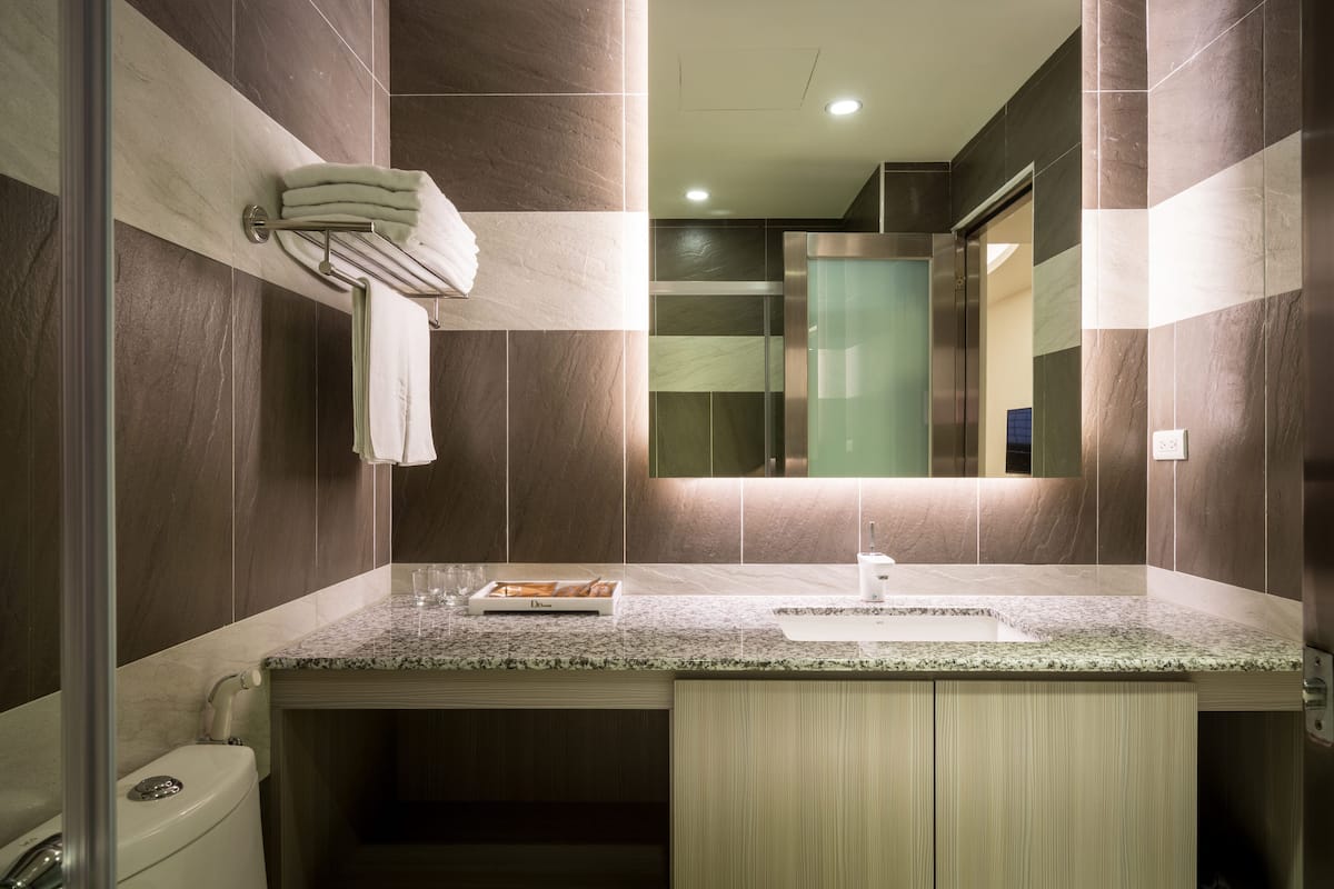 standard quadruple room | bathroom | shower, free toiletries, hair dryer, slippers