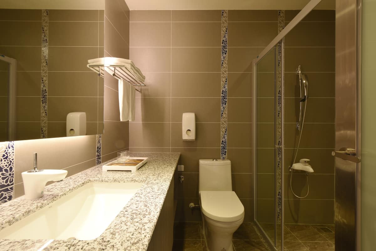 standard double room | bathroom | shower, free toiletries, hair dryer, slippers