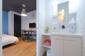 Apartment Twin Room + 1 Sofa Bed | 浴室 | 淋浴設備、免費盥洗用品、吹風機、拖鞋