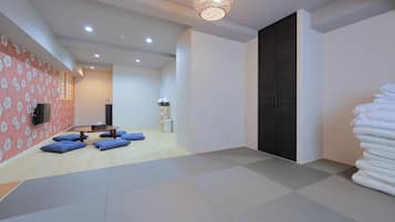 Apartment for 6 Guests, Private | Desk, blackout drapes, free WiFi, bed sheets