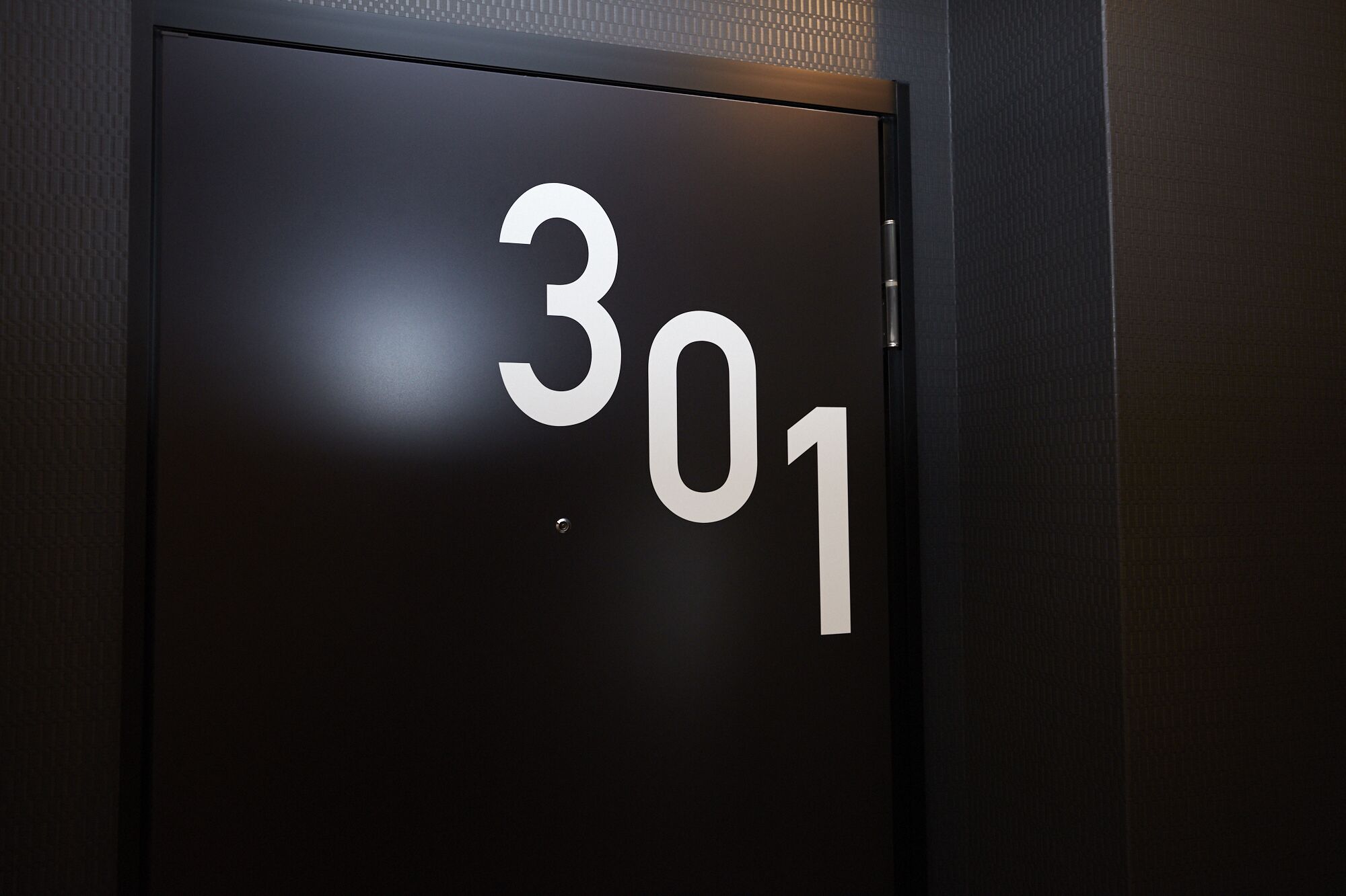 Une porte portant le numéro 301.