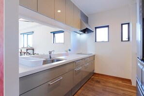 客房 (Luxury) | 私人廚房 | 電冰箱、微波爐、爐台、電熱水壺