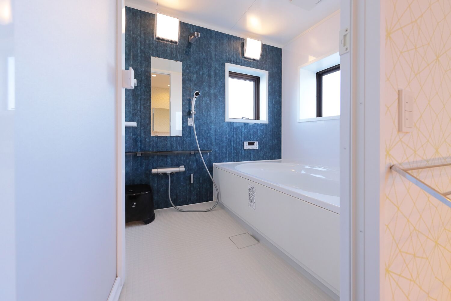 Ein modernes Badezimmer mit Badewanne, Dusche und Toilette.