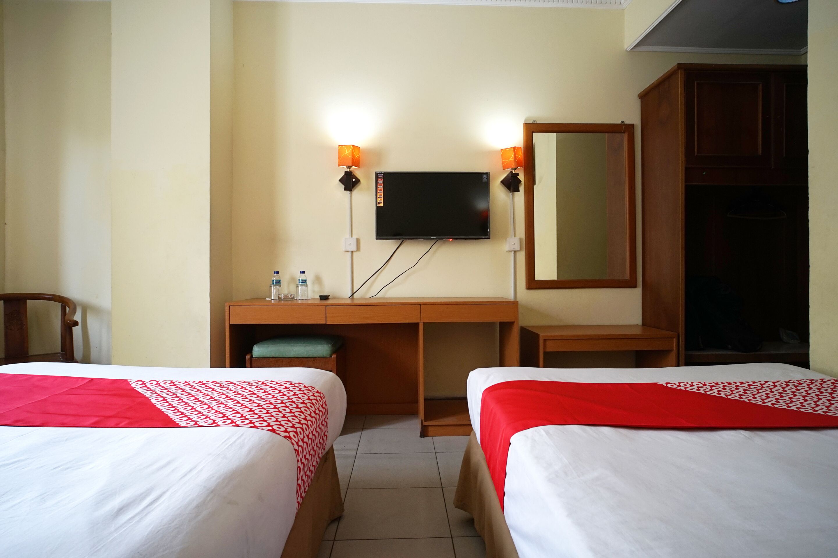 deluxe twin room | free wifi, bed sheets
