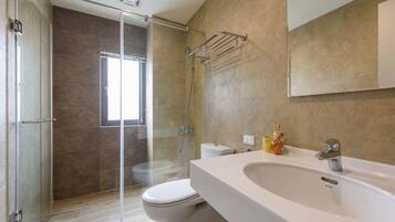 Double Room | Bathroom | Shower, free toiletries, hair dryer, slippers