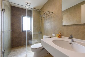Bathroom - Rainbow Field House (Jiji)