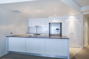 3 Bedroom Apartment | Private kitchen | Full-sized fridge, microwave, oven, stovetop - Sierra Grand Private 3 Bed Ocean View (Broadbeach)
