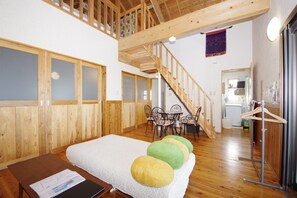 Villa (Sky, High, 2F) | Salle de séjour | Téléviseur à écran plat de 45 po avec télévision par satellite