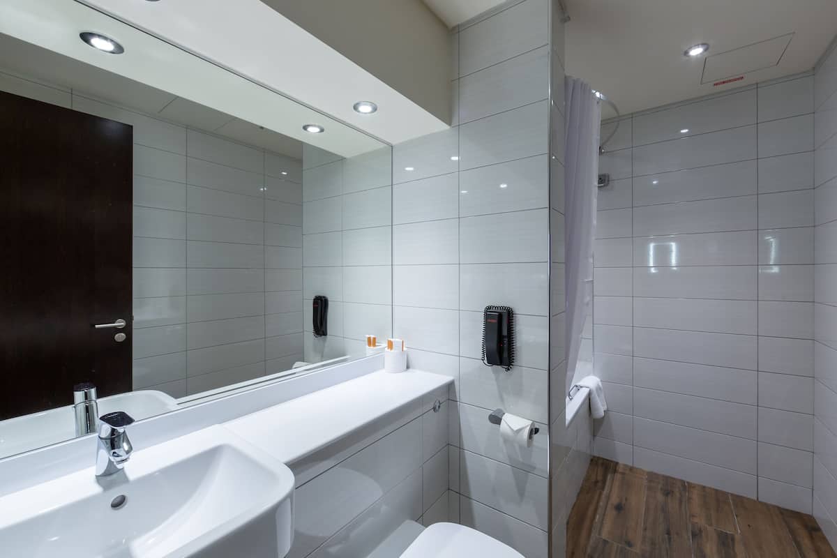 rainfall showerhead, free toiletries, hair dryer, towels