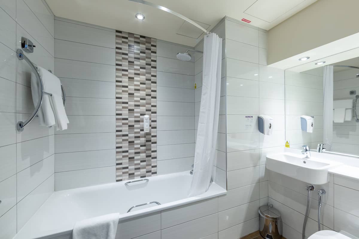 rainfall showerhead, free toiletries, hair dryer, towels