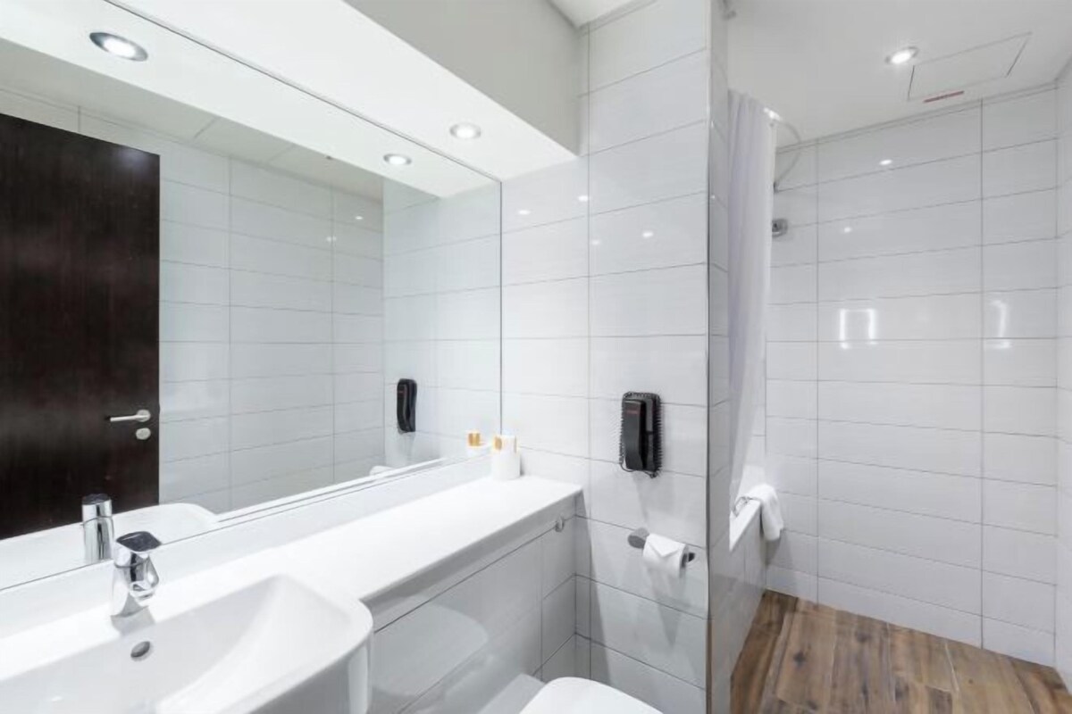 Rainfall showerhead, free toiletries, hair dryer, towels