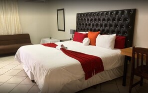 Escritorio, tabla de planchar con plancha, wifi gratis y ropa de cama