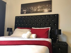 Habitación Deluxe, 1 habitación | Escritorio, tabla de planchar con plancha, wifi gratis y ropa de cama 