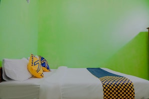 Double Room | Free WiFi, bed sheets - Hotel O Family Residence (Kediri)
