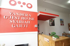 Reception - OYO 2021 Wisma Vandera Syariah (Garut)