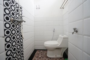 Shower, towels - OYO 2021 Wisma Vandera Syariah (Garut)