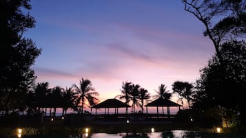 Alberca techada y alberca al aire libre