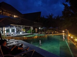 Una piscina techada, una piscina al aire libre