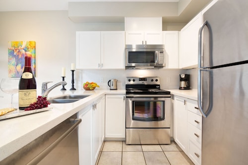 2BR Modern Home in Whistler Village-Hot tub & Pool