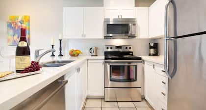 2BR Modern Home in Whistler Village-Hot tub & Pool