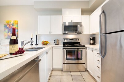 2BR Modern Home in Whistler Village-Hot tub & Pool