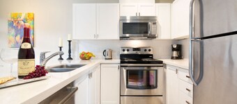 2BR Modern Home in Whistler Village-Hot tub & Pool