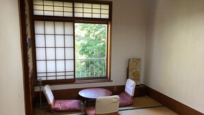 A traditional Japanese room with tatami flooring, a shoji screen, a round table, and two chairs. - YUPOPPO Hakone (Hakone)
