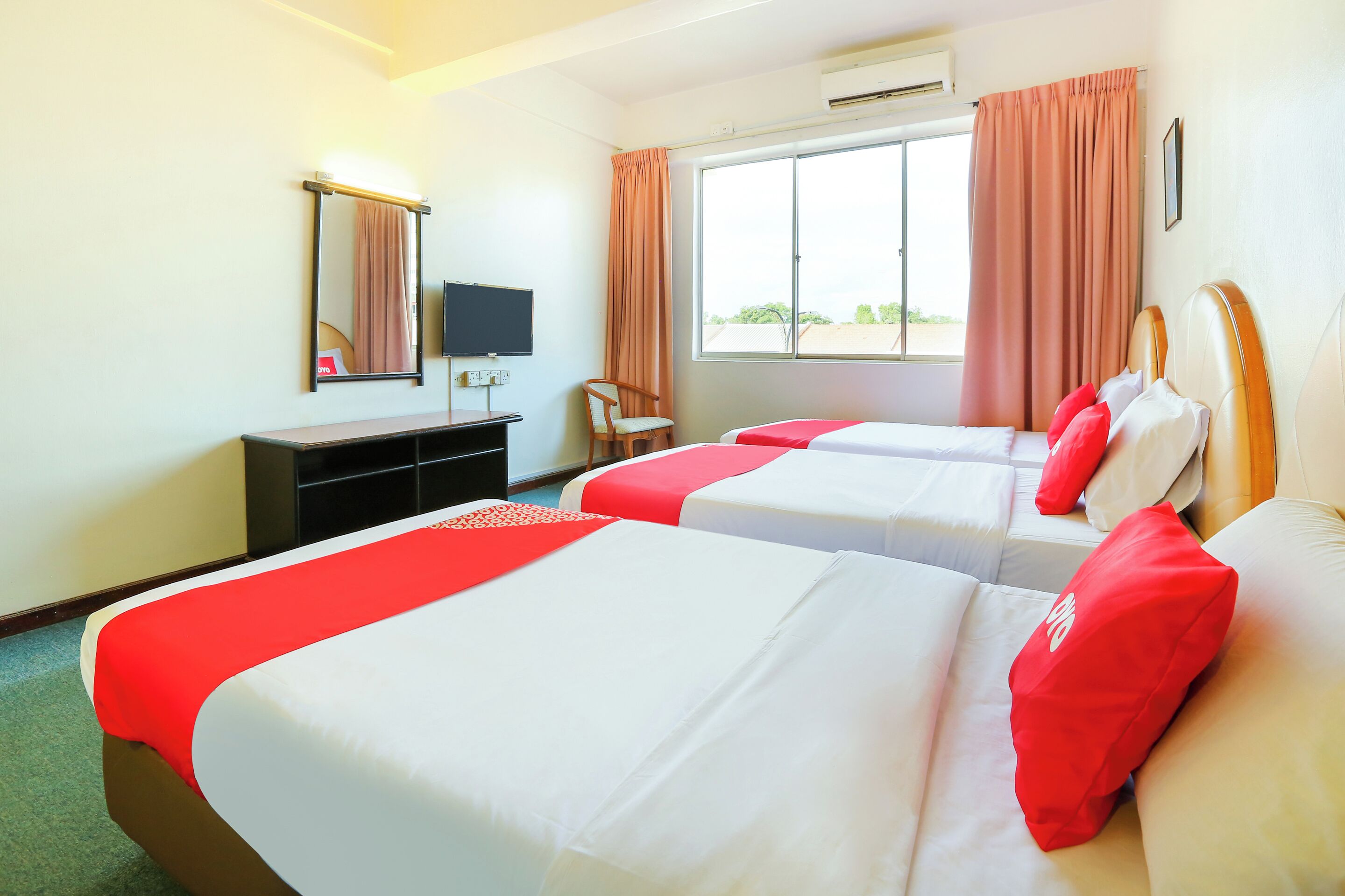 Deluxe Triple Room | Desk, laptop workspace, free WiFi, bed sheets