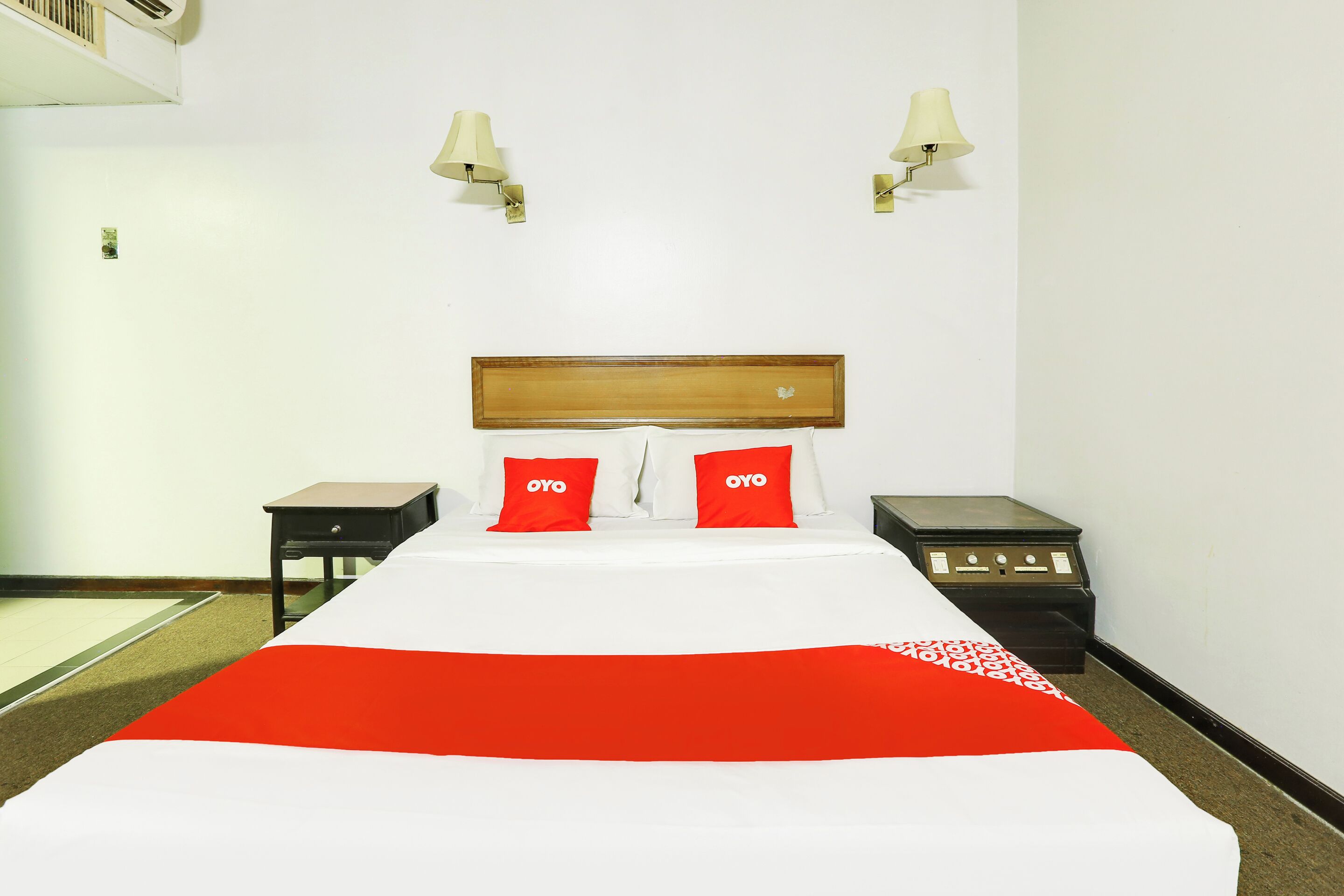 Desk, laptop workspace, free WiFi, bed sheets