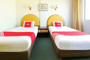 Desk, laptop workspace, free WiFi, bed sheets - Hotel O My Hotel (Segamat)