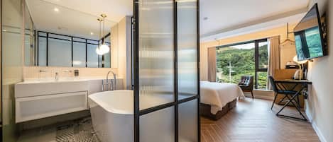 Habitación Deluxe | Escritorio, espacio para trabajar con laptop y cortinas blackout