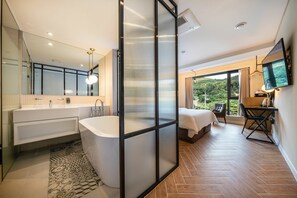 Deluxe kamer | Een bureau, een laptopwerkplek, verduisterende gordijnen, gratis wifi