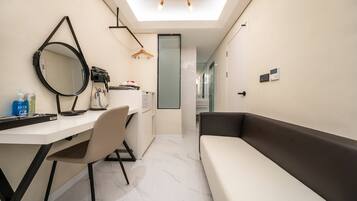 Tvåbäddsrum Deluxe | Skrivbord, arbetsyta för laptop, mörkläggningsgardiner och gratis wi-fi