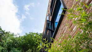Un bâtiment moderne avec une façade en briques et de grandes fenêtres.