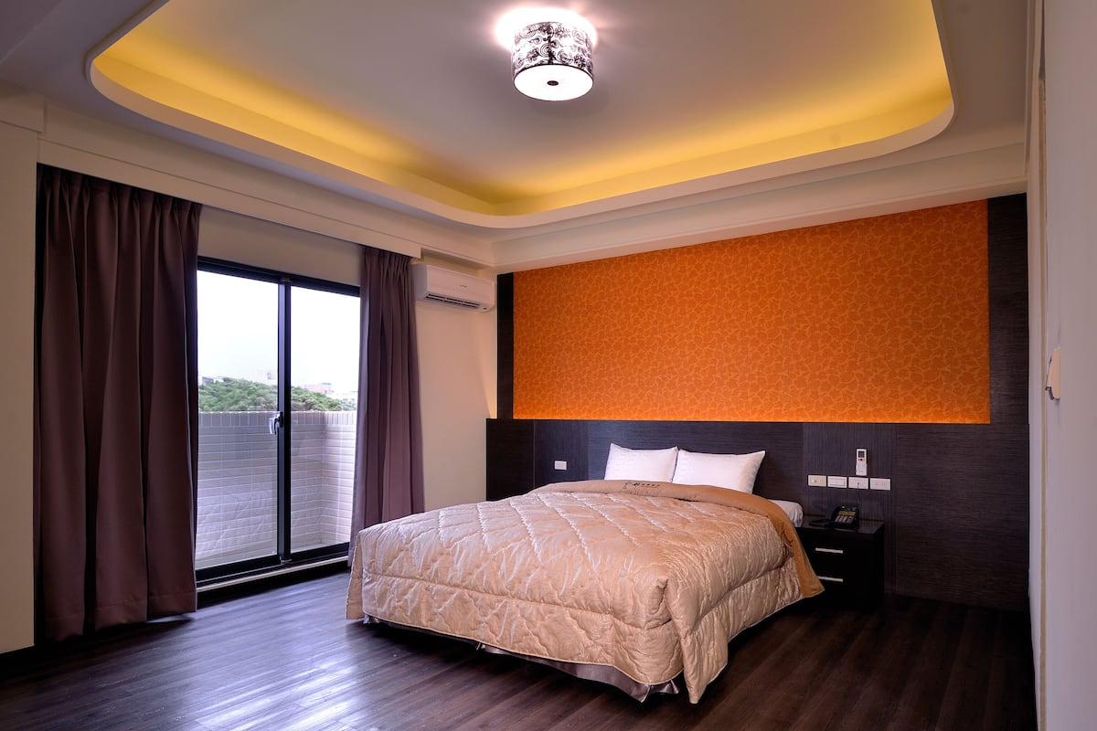 design double room, bathtub | down duvets, desk, blackout curtains, free wifi