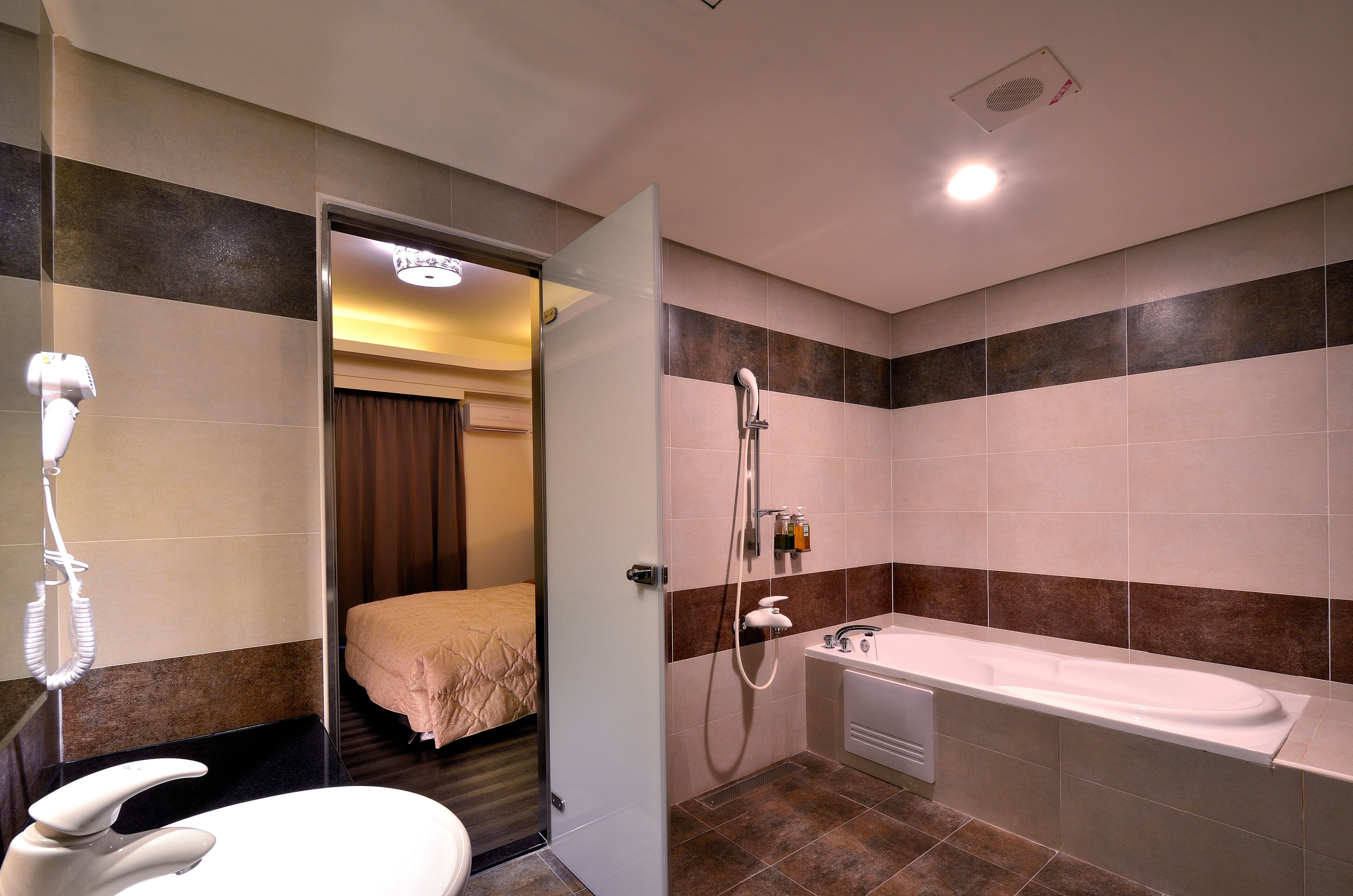 design double room, bathtub | bathroom | free toiletries, hair dryer, slippers, towels