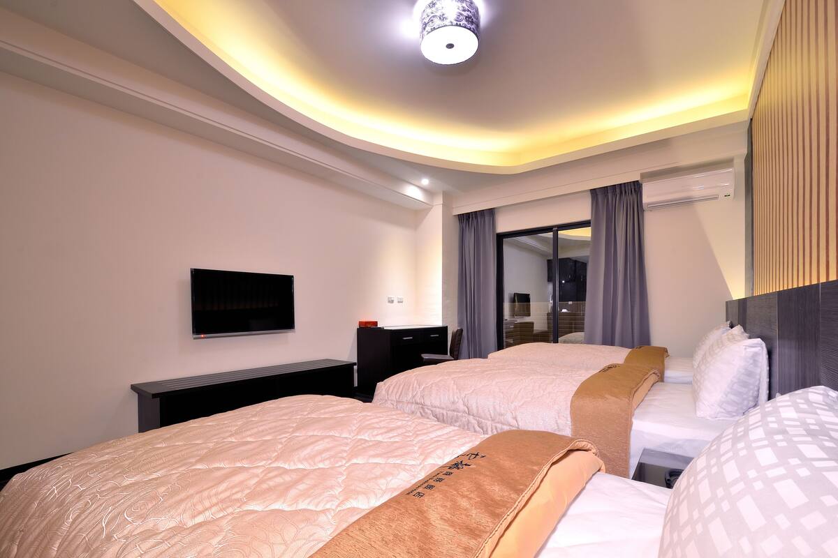 Quarto triplo clássico | Edredons de pluma, escrivaninha, cortinas blackout, Wi-Fi de cortesia
