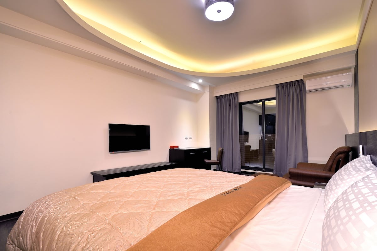 business double room | down duvets, desk, blackout curtains, free wifi